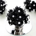Bouquet de fleurs en tissu noir et perles