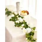 Guirlande de roses blanches et feuillages verts 220 cm