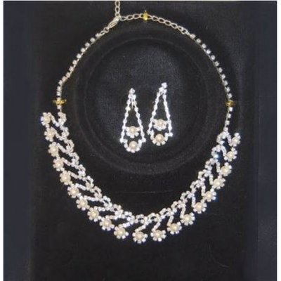 Bijoux de Mariage  - Parure bijoux mariage cristal et perle  : illustration