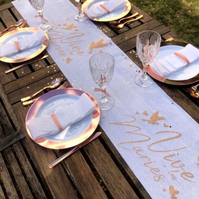 Decoration Mariage  - Chemin de table lin Blanc Vive les Mariés Rose gold : illustration