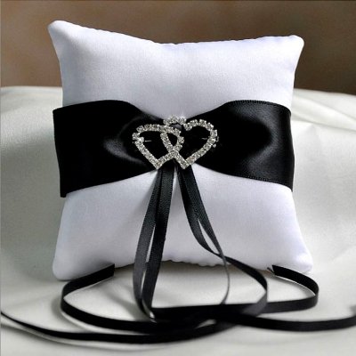 Mariage thme baroque  - Coussin alliance mariage blanc et noir 10 x 10 cm : illustration