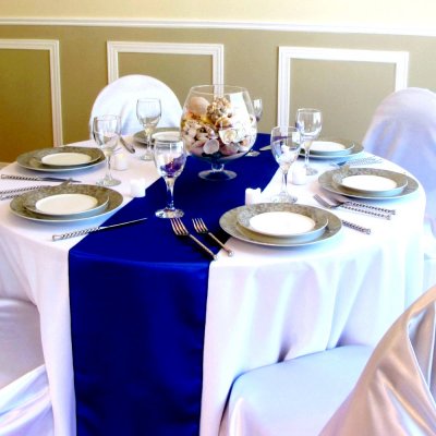 Mariage thme mer  - 1 Chemin de table satin bleu royal 30 x 275cm : illustration