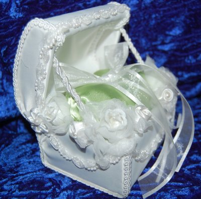 ARCHIVES  - Coussin pour Alliance Mariage ( ton blanc / vert ) : illustration