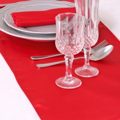Dco de table Communion  - Chemin de table mariage satin rouge  : illustration