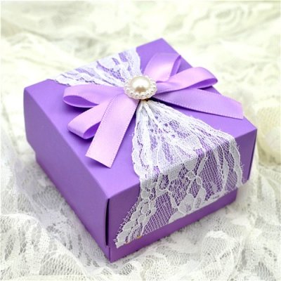 ARCHIVES  - Bote  drages mariage dentelle et ruban parme : illustration