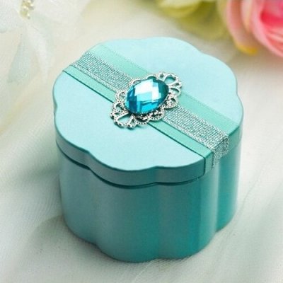 ARCHIVES  - Boîte à dragées bleue et son diamant bleu : illustration