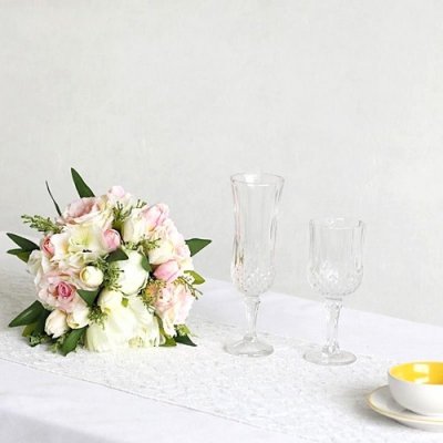 Décoration de Table Mariage  - Chemin de table mariage en dentelle blanche : illustration