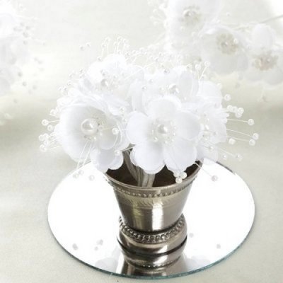 Mariage thme conte de fe  - Bouquet de fleurs en tissu blanc et perles : illustration