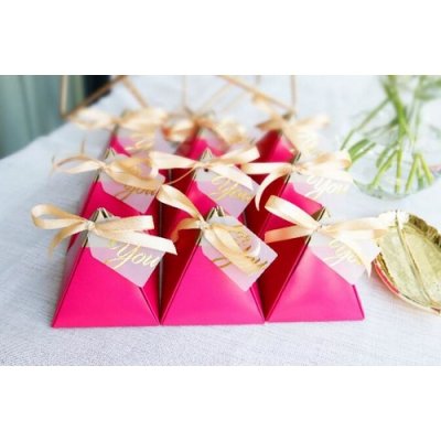 Contenant dragees pour communion  - 5 botes  drages pyramide fuchsia et or : illustration