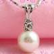 Pendentif ton argent avec cristal clair et perle blanche ... : illustration