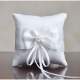 Coussin alliance blanc avec nud et perles blanches ... : illustration