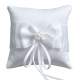 Coussin alliance blanc avec nud et perles blanches ... : illustration